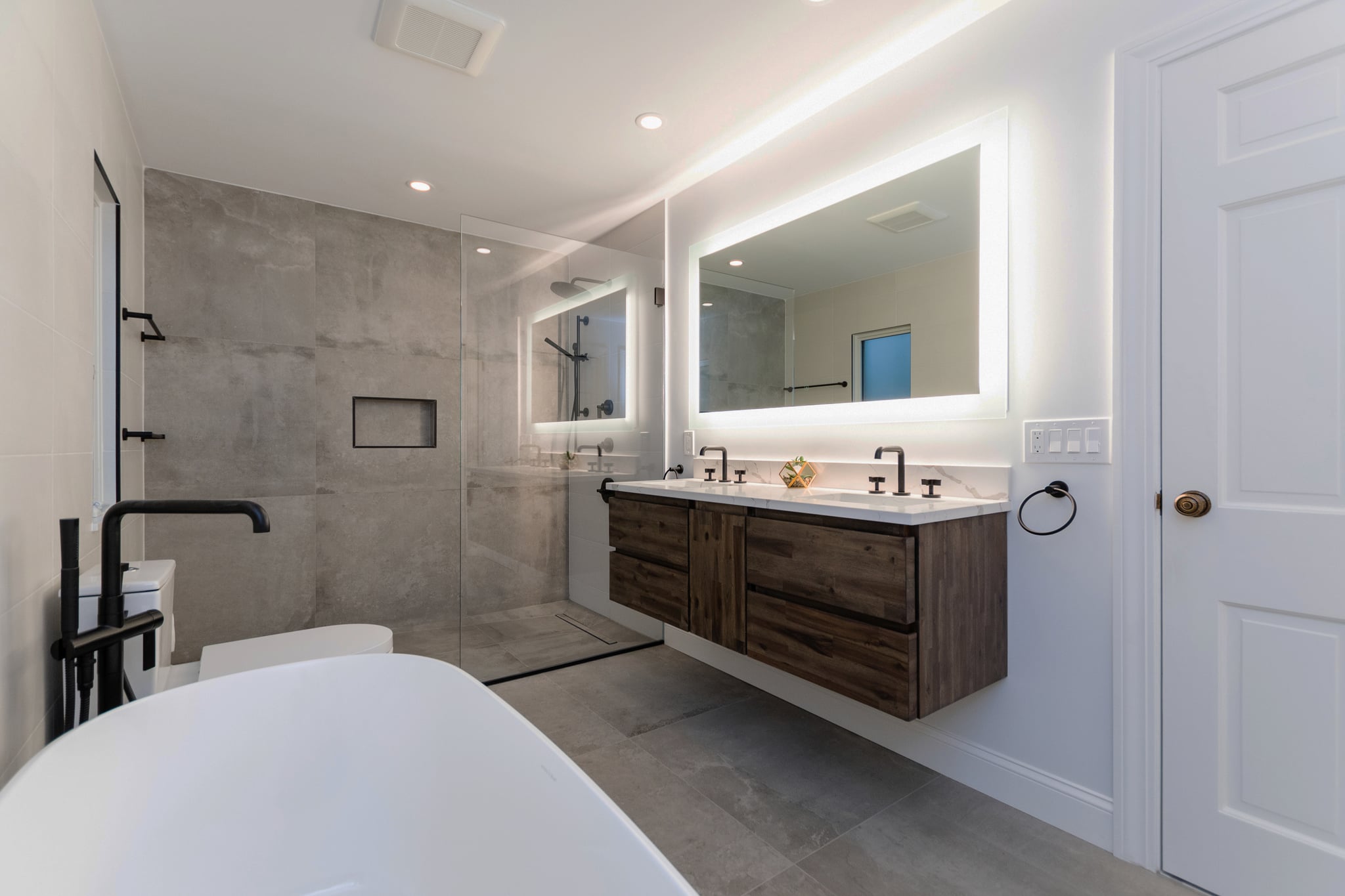 modern-bathroom-interior-black-tile-walls
